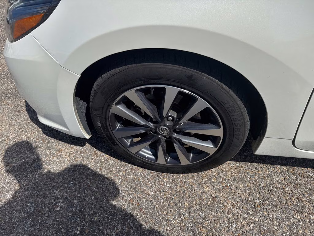 2016 Pearl White Nissan Altima 2.5 SL FWD Sedan