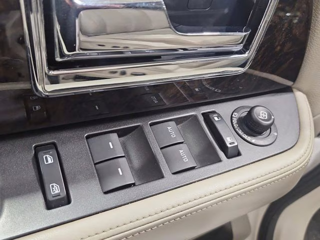 2016 White Platinum Metallic Tri-Coat Lincoln Navigator Select 4X4 SUV