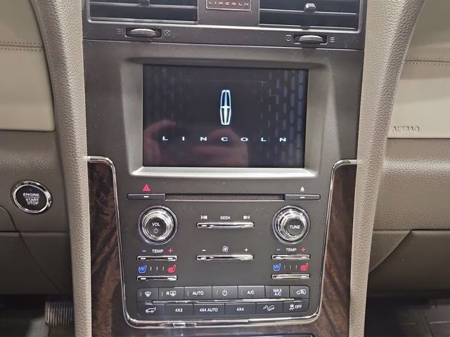 2016 White Platinum Metallic Tri-Coat Lincoln Navigator Select 4X4 SUV