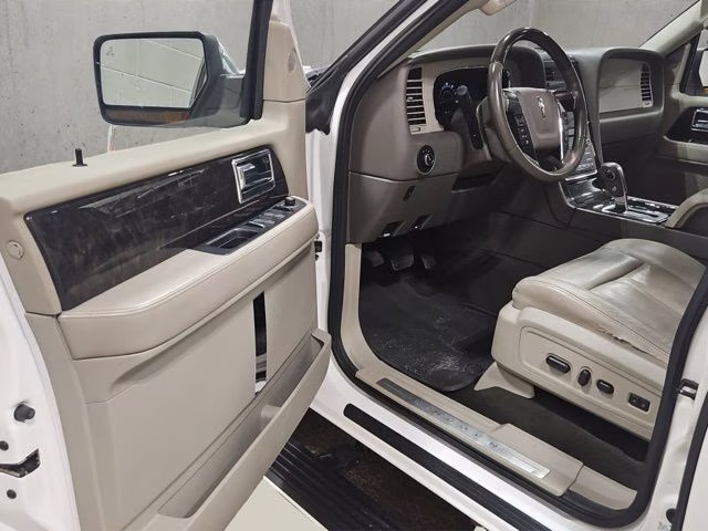 2016 White Platinum Metallic Tri-Coat Lincoln Navigator Select 4X4 SUV