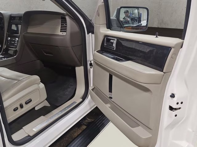 2016 White Platinum Metallic Tri-Coat Lincoln Navigator Select 4X4 SUV
