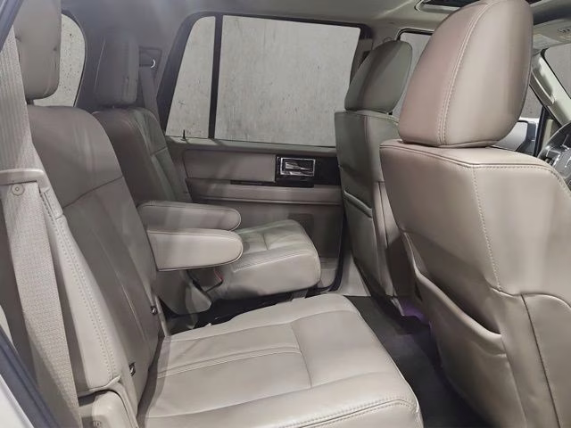 2016 White Platinum Metallic Tri-Coat Lincoln Navigator Select 4X4 SUV