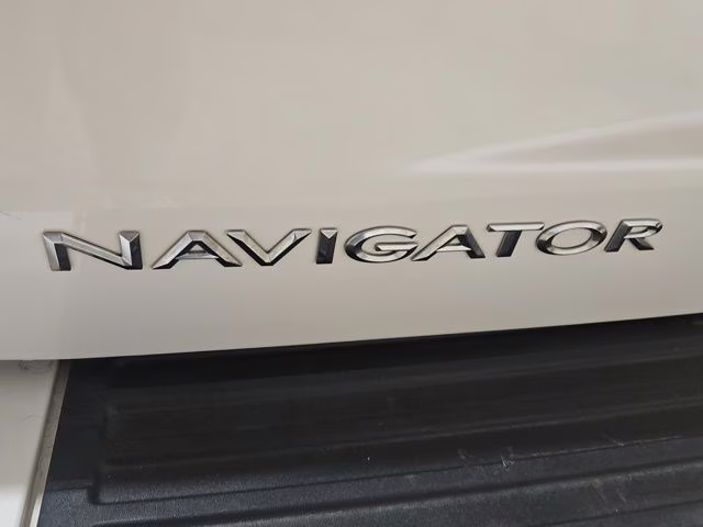 2016 White Platinum Metallic Tri-Coat Lincoln Navigator Select 4X4 SUV