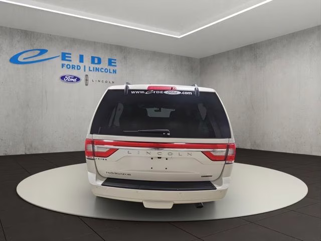 2016 White Platinum Metallic Tri-Coat Lincoln Navigator Select 4X4 SUV