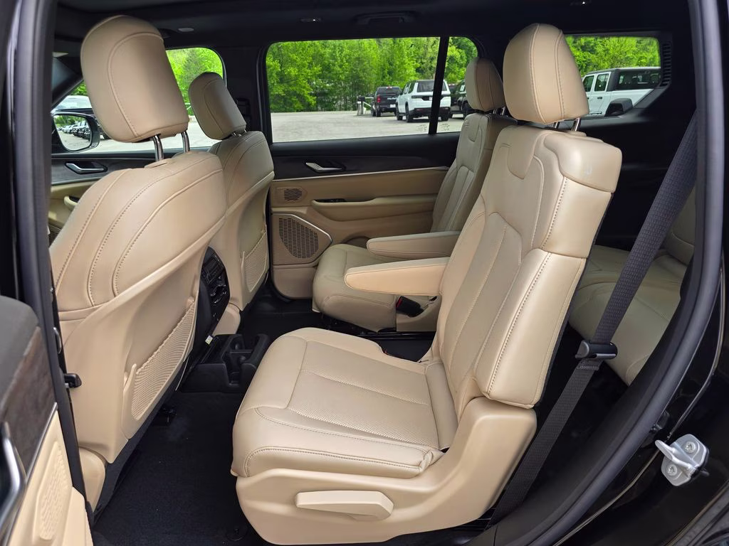 2026 Diamond Black Crystal Pearlcoat Jeep Grand Cherokee L Limited 4X4 SUV