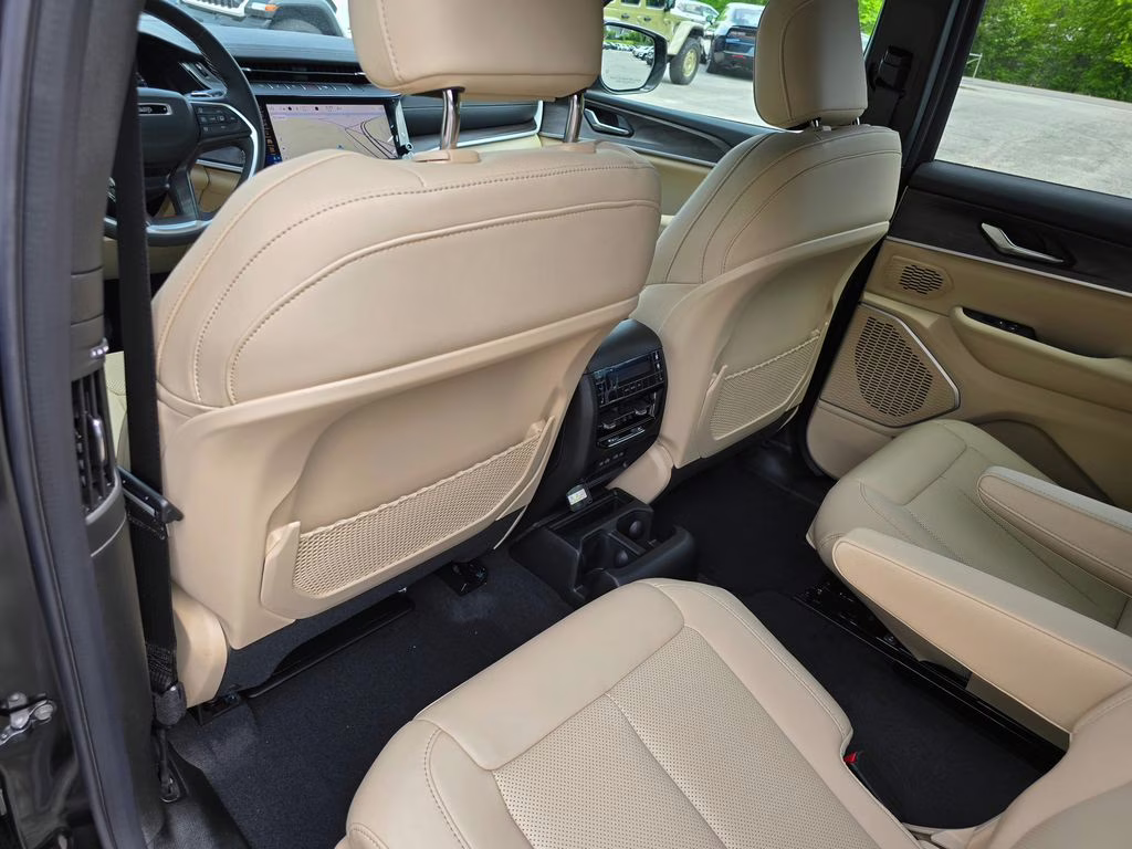 2026 Diamond Black Crystal Pearlcoat Jeep Grand Cherokee L Limited 4X4 SUV