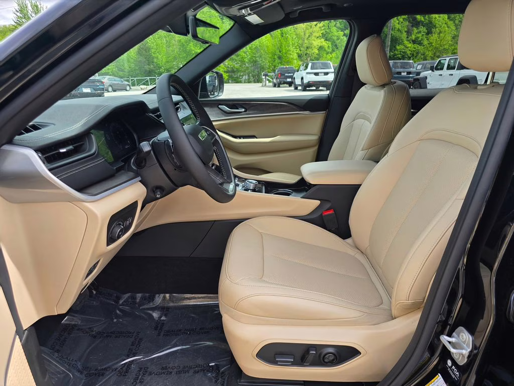 2026 Diamond Black Crystal Pearlcoat Jeep Grand Cherokee L Limited 4X4 SUV
