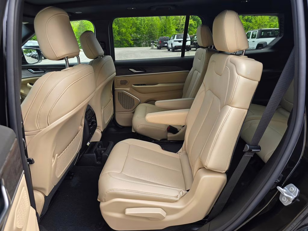 2026 Diamond Black Crystal Pearlcoat Jeep Grand Cherokee L Limited 4X4 SUV