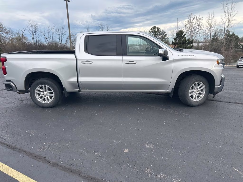 2021 Silver Ice Metallic Chevrolet Silverado 1500 LT RWD Truck