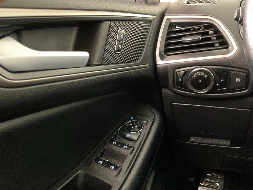 2024 Gray Metallic Ford Edge SEL AWD SUV
