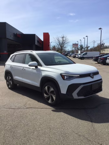 2025 White Volkswagen Taos 1.5T SE AWD SUV