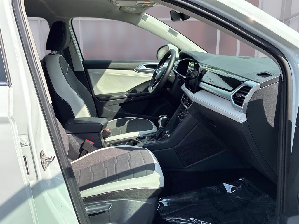 2025 White Volkswagen Taos 1.5T SE AWD SUV