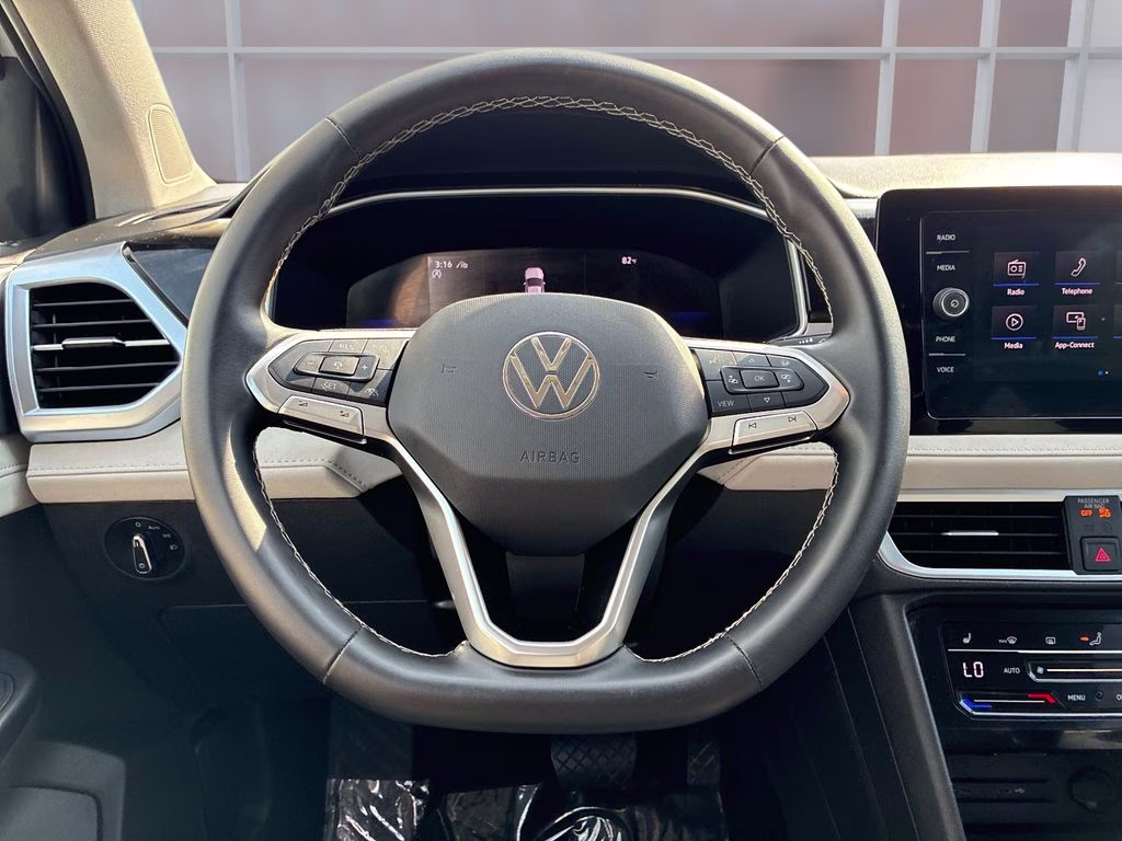 2025 White Volkswagen Taos 1.5T SE AWD SUV