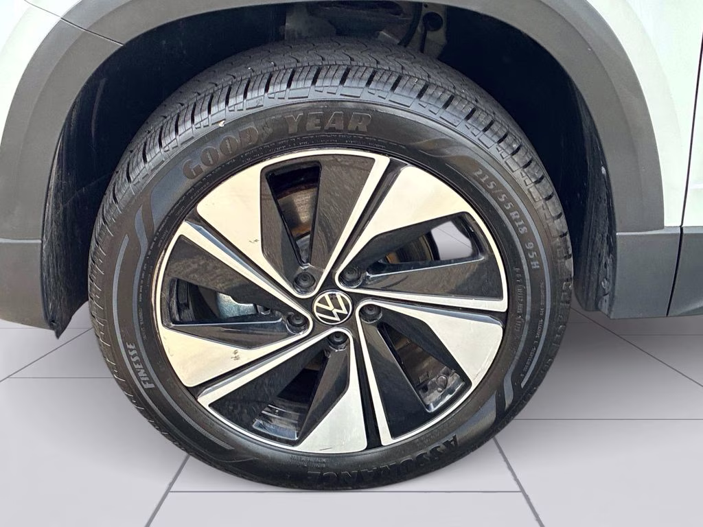 2025 White Volkswagen Taos 1.5T SE AWD SUV