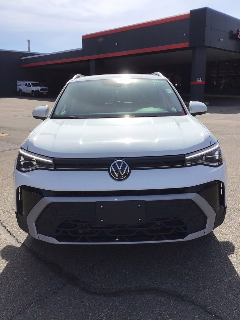 2025 White Volkswagen Taos 1.5T SE AWD SUV