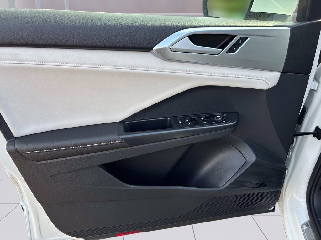 2025 White Volkswagen Taos 1.5T SE AWD SUV