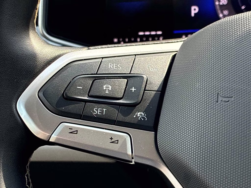 2025 White Volkswagen Taos 1.5T SE AWD SUV