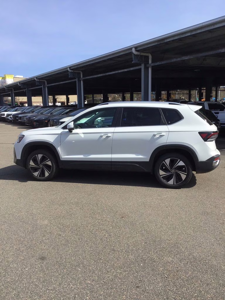 2025 White Volkswagen Taos 1.5T SE AWD SUV