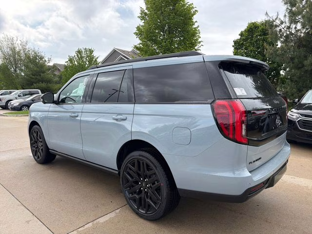 2026 Glacier Gray Metallic Tri-Coat Ford Expedition Platinum 4X4 SUV