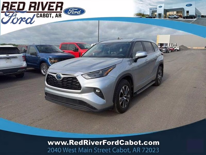 2023 Celestial Silver Metallic Toyota Highlander Hybrid Hybrid XLE FWD SUV