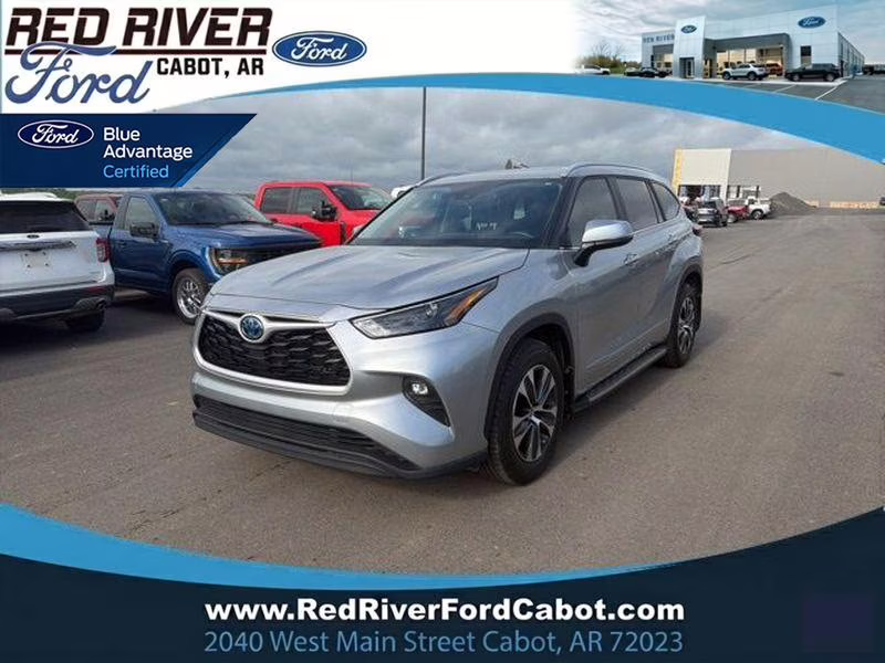 2023 Celestial Silver Metallic Toyota Highlander Hybrid Hybrid XLE FWD SUV