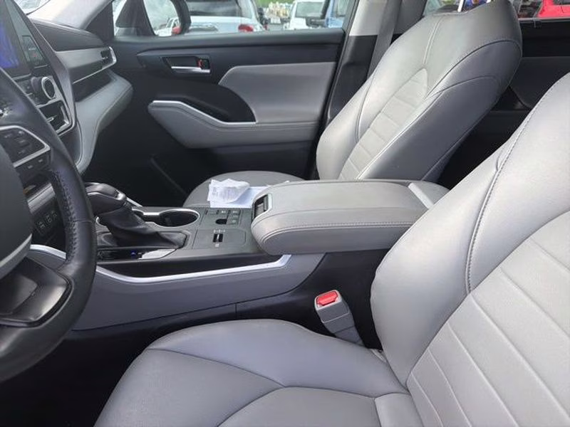 2023 Celestial Silver Metallic Toyota Highlander Hybrid Hybrid XLE FWD SUV