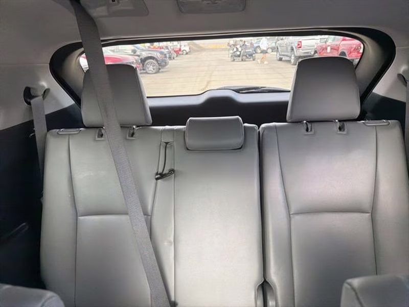 2023 Celestial Silver Metallic Toyota Highlander Hybrid Hybrid XLE FWD SUV