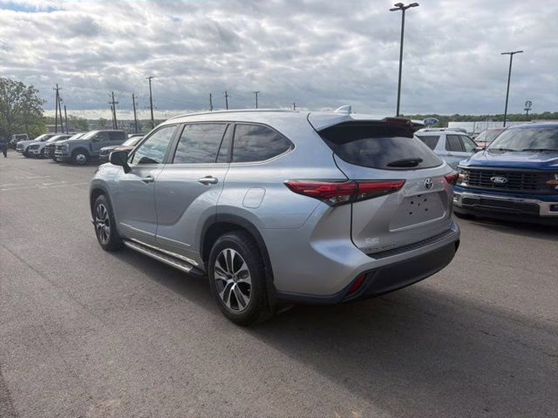 2023 Celestial Silver Metallic Toyota Highlander Hybrid Hybrid XLE FWD SUV