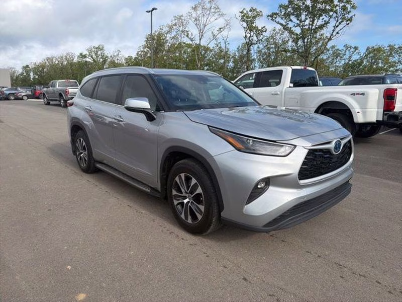 2023 Celestial Silver Metallic Toyota Highlander Hybrid Hybrid XLE FWD SUV