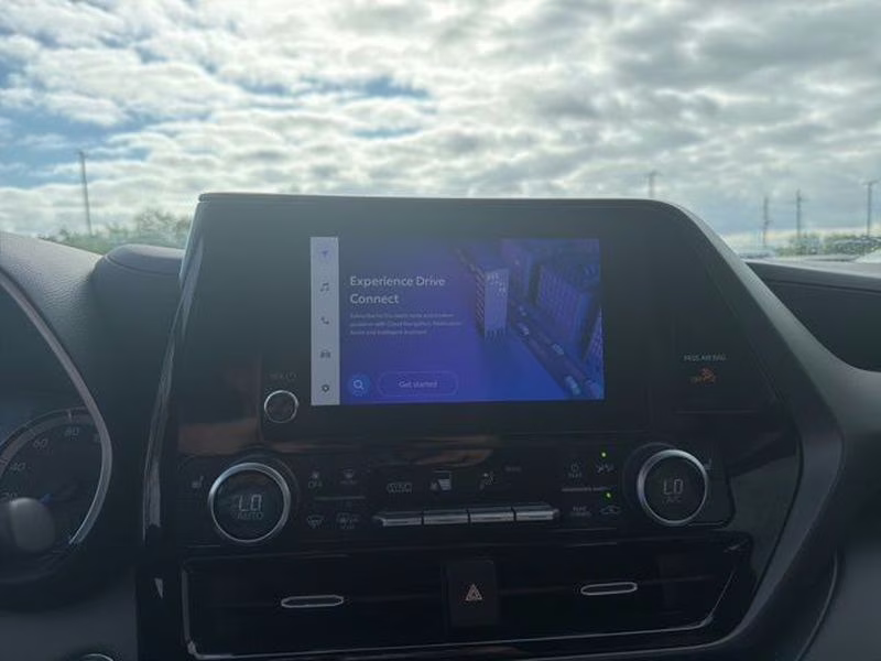 2023 Celestial Silver Metallic Toyota Highlander Hybrid Hybrid XLE FWD SUV