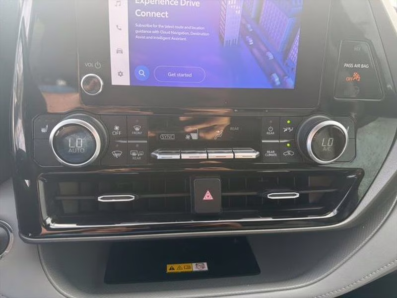 2023 Celestial Silver Metallic Toyota Highlander Hybrid Hybrid XLE FWD SUV