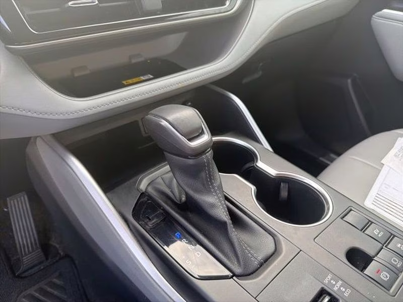 2023 Celestial Silver Metallic Toyota Highlander Hybrid Hybrid XLE FWD SUV