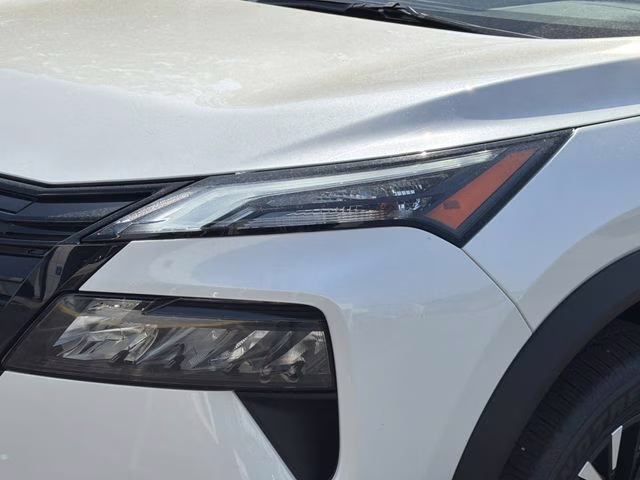 2026 Everest White Pearl Tricoat Nissan Rogue Dark Armor AWD SUV