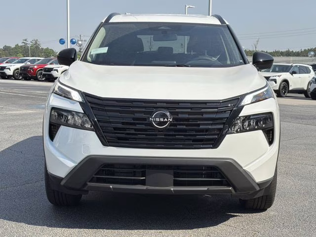 2026 Everest White Pearl Tricoat Nissan Rogue Dark Armor AWD SUV