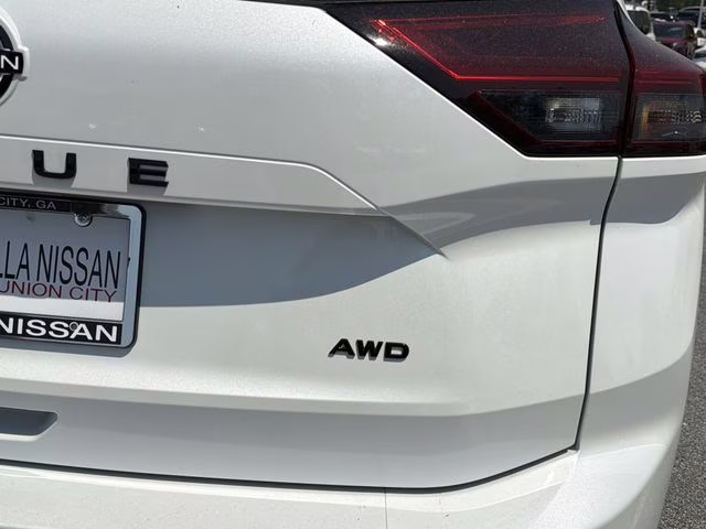 2026 Everest White Pearl Tricoat Nissan Rogue Dark Armor AWD SUV
