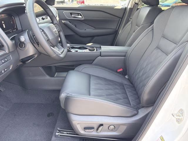 2026 Everest White Pearl Tricoat Nissan Rogue Platinum AWD SUV