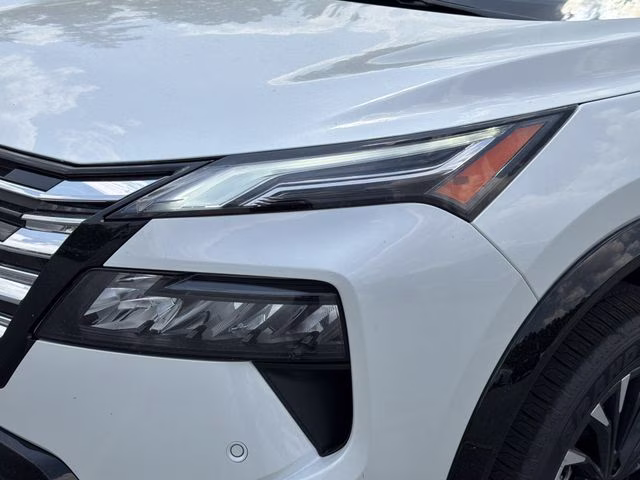 2026 Everest White Pearl Tricoat Nissan Rogue Platinum AWD SUV