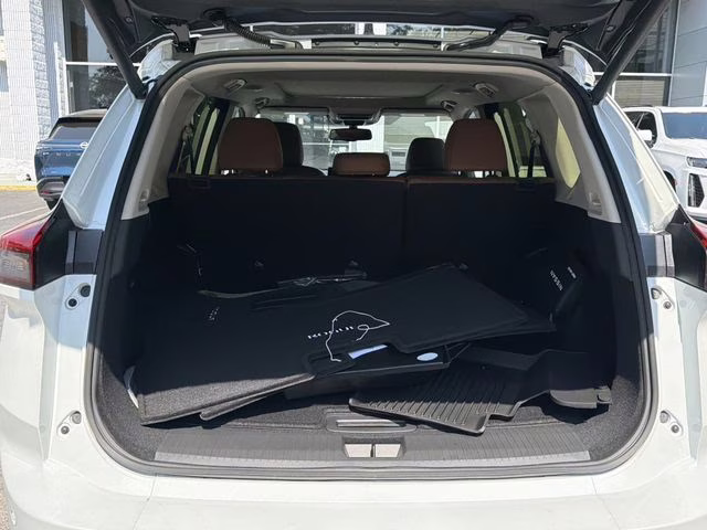 2026 Everest White Pearl Tricoat Nissan Rogue Platinum AWD SUV
