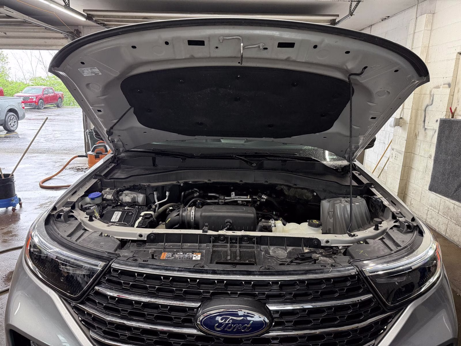 2022 Iconic Silver Metallic Ford Explorer XLT 4X4 SUV