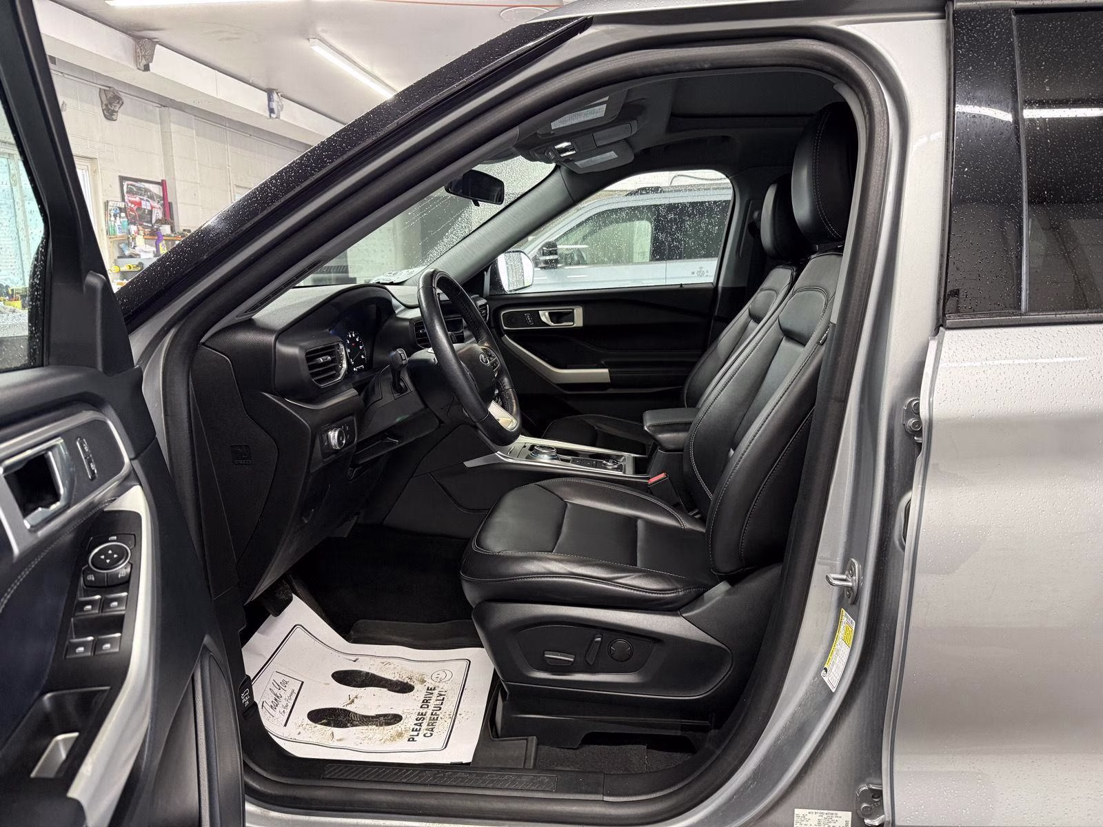 2022 Iconic Silver Metallic Ford Explorer XLT 4X4 SUV