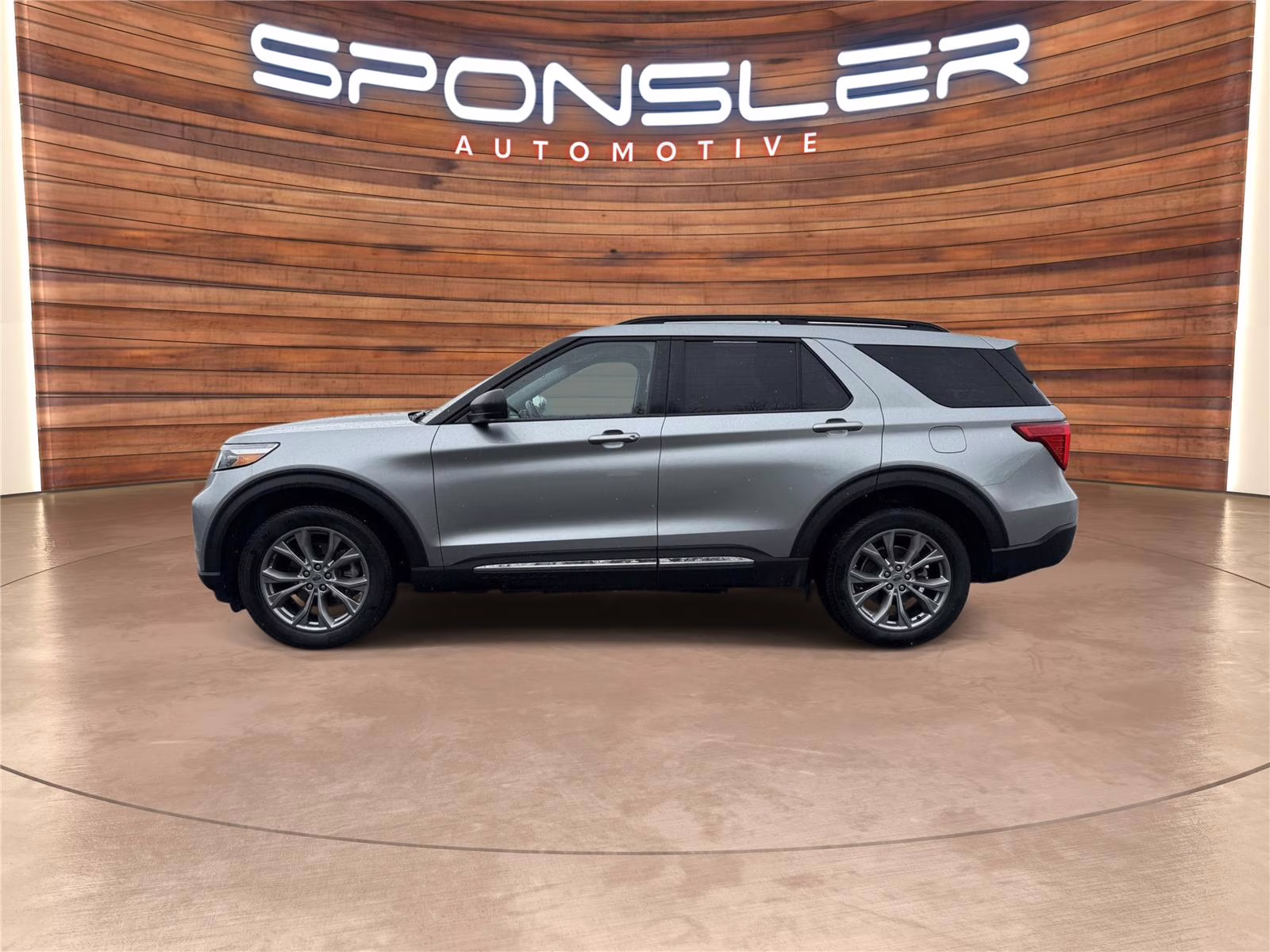 2022 Iconic Silver Metallic Ford Explorer XLT 4X4 SUV