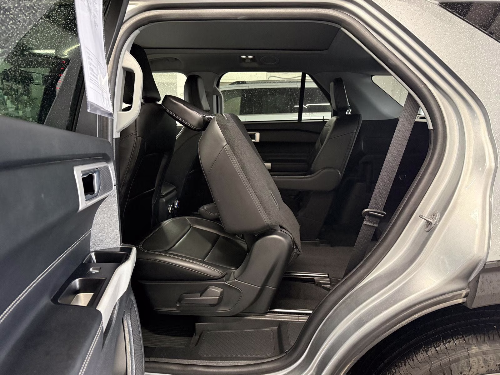 2022 Iconic Silver Metallic Ford Explorer XLT 4X4 SUV