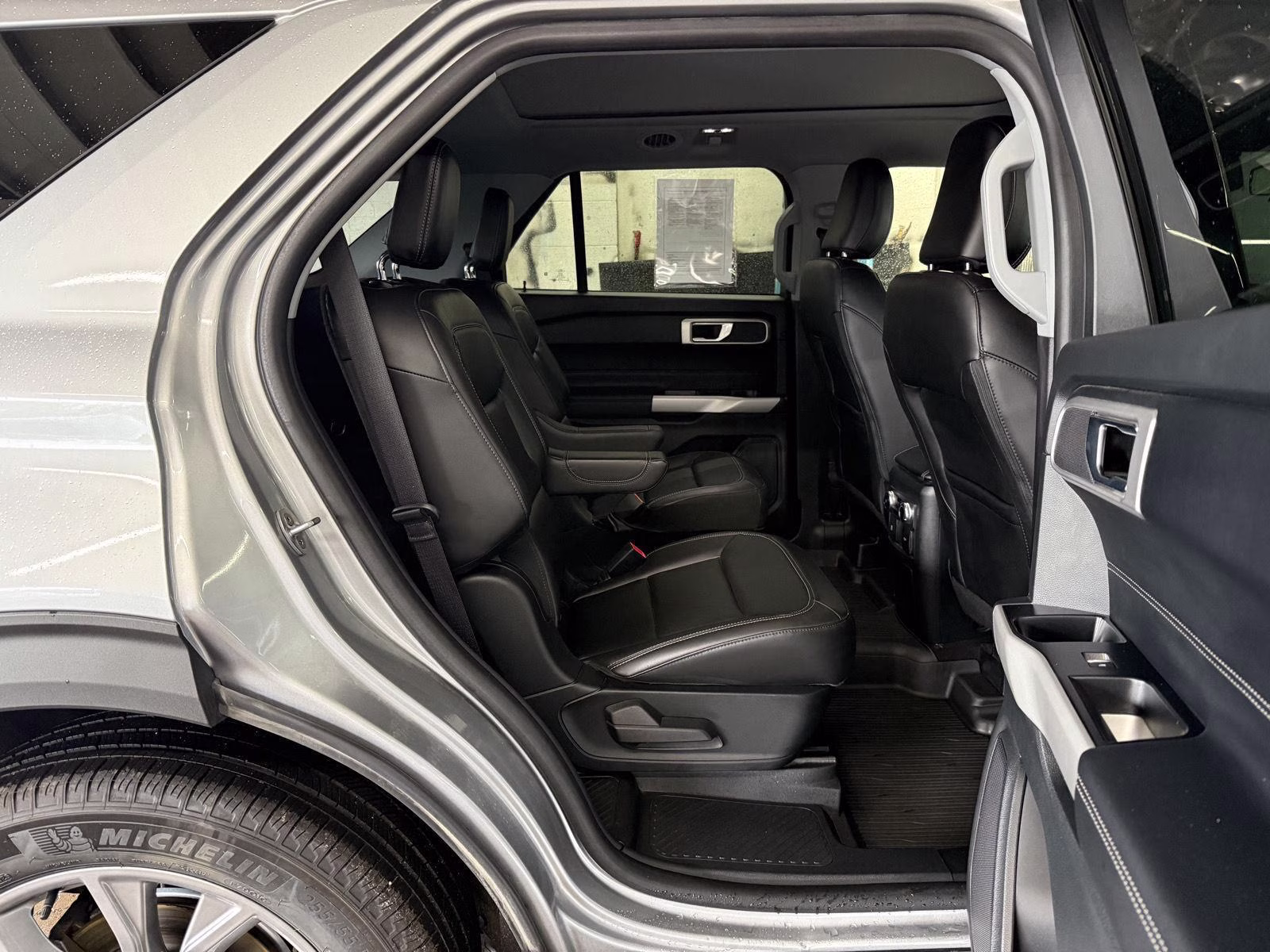2022 Iconic Silver Metallic Ford Explorer XLT 4X4 SUV