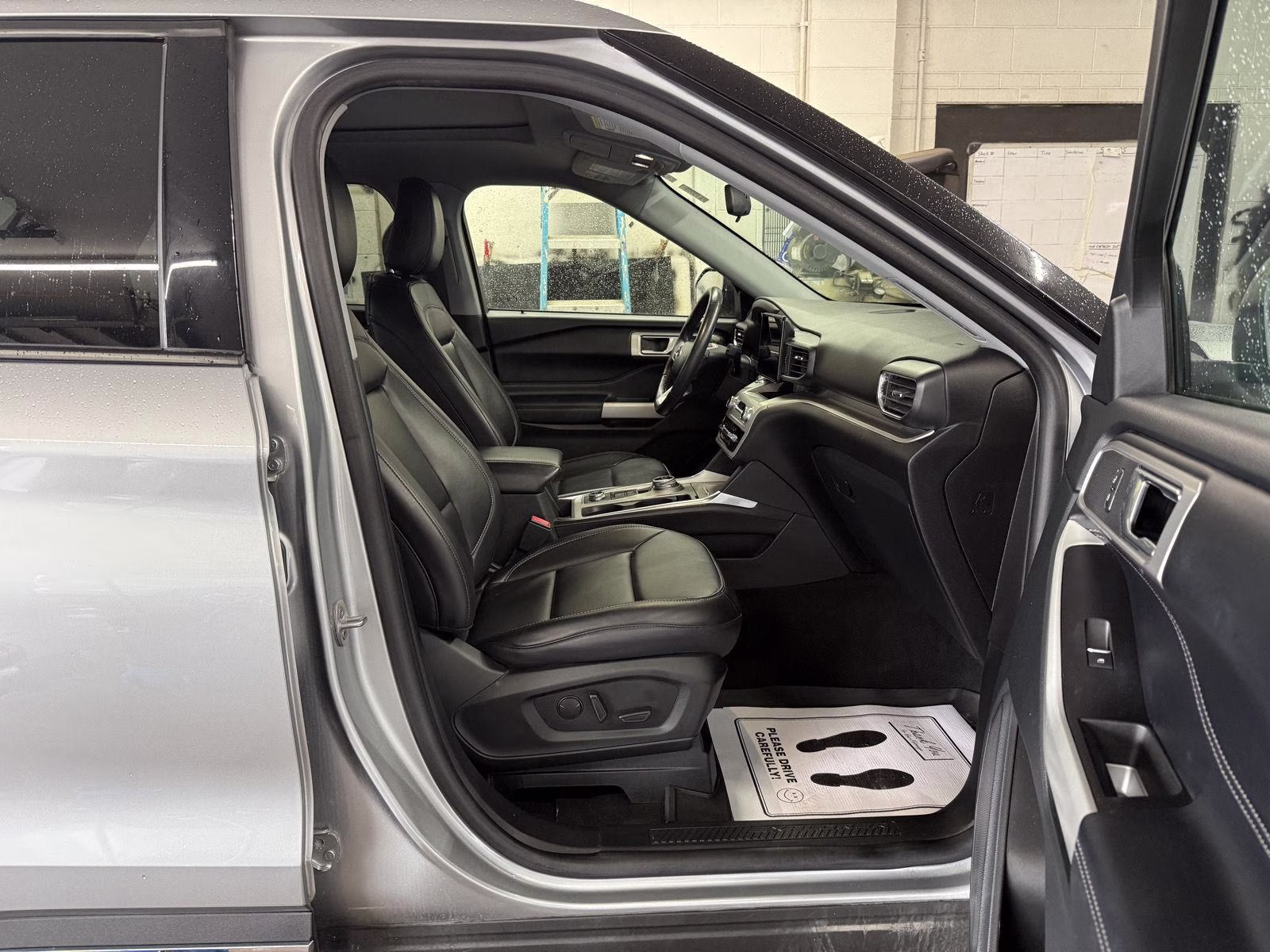 2022 Iconic Silver Metallic Ford Explorer XLT 4X4 SUV
