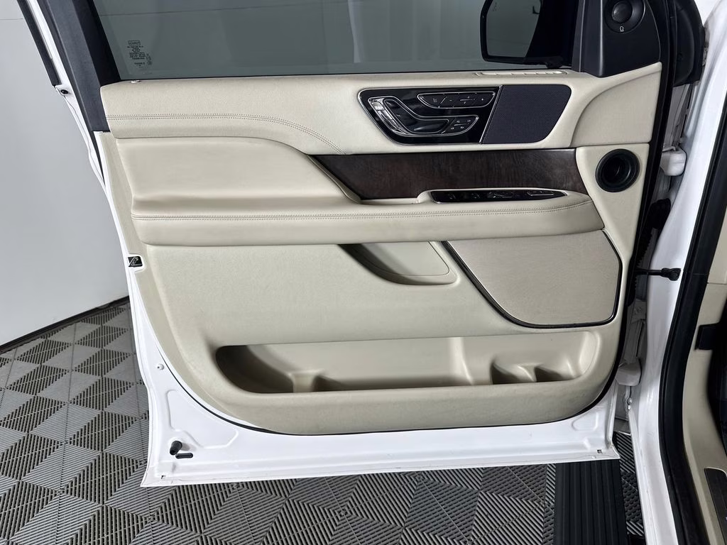 2019 White Platinum Clearcoat Metallic Lincoln Navigator Reserve 4X4 SUV