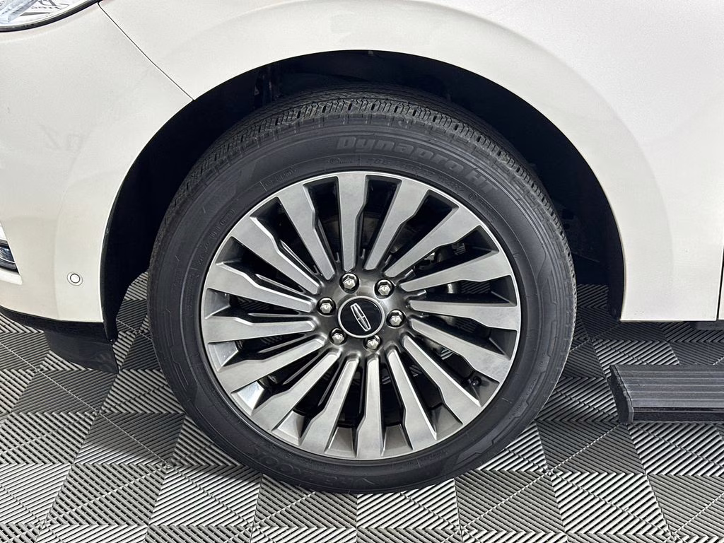 2019 White Platinum Clearcoat Metallic Lincoln Navigator Reserve 4X4 SUV