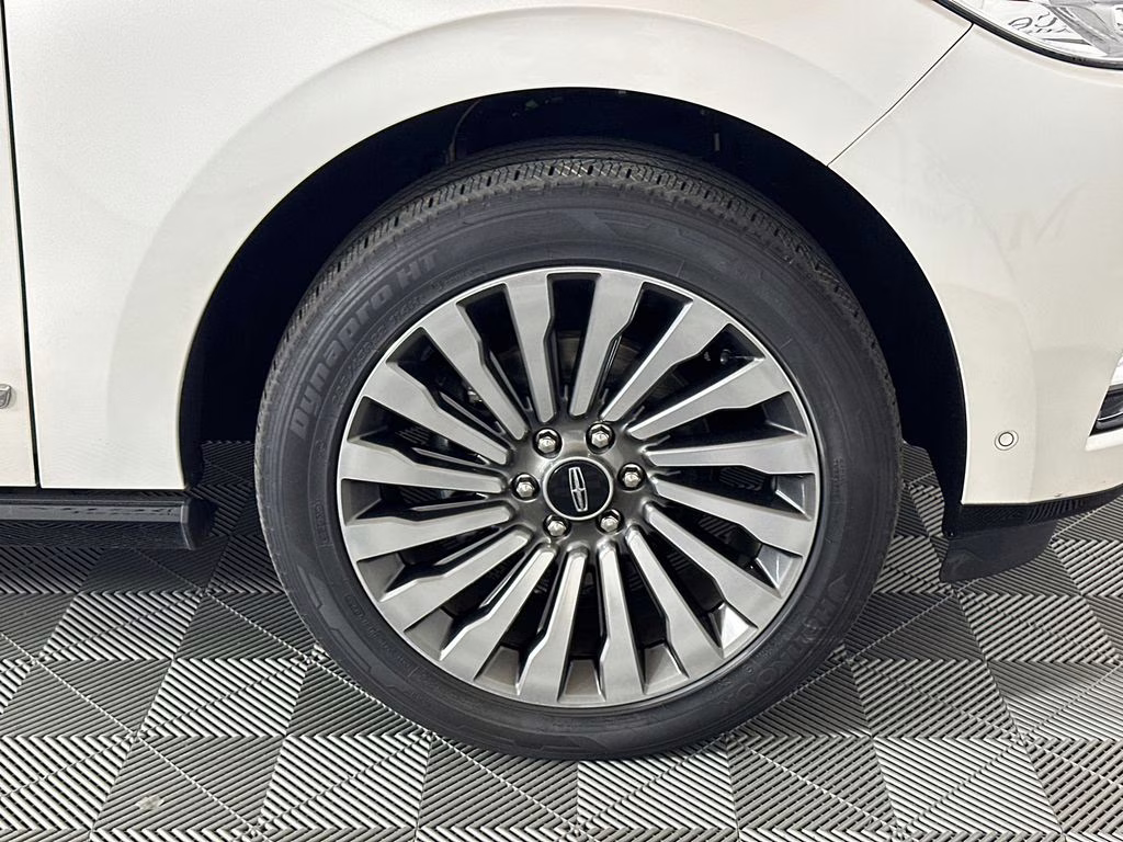 2019 White Platinum Clearcoat Metallic Lincoln Navigator Reserve 4X4 SUV