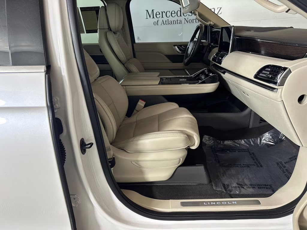 2019 White Platinum Clearcoat Metallic Lincoln Navigator Reserve 4X4 SUV