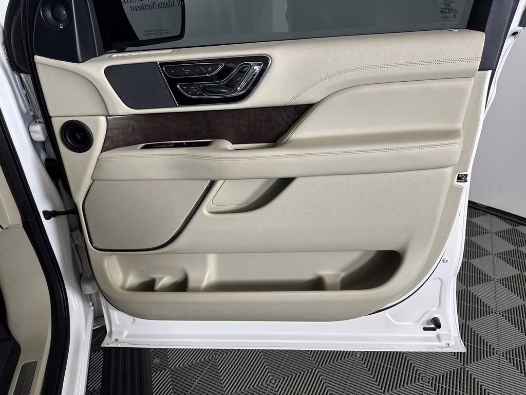 2019 White Platinum Clearcoat Metallic Lincoln Navigator Reserve 4X4 SUV