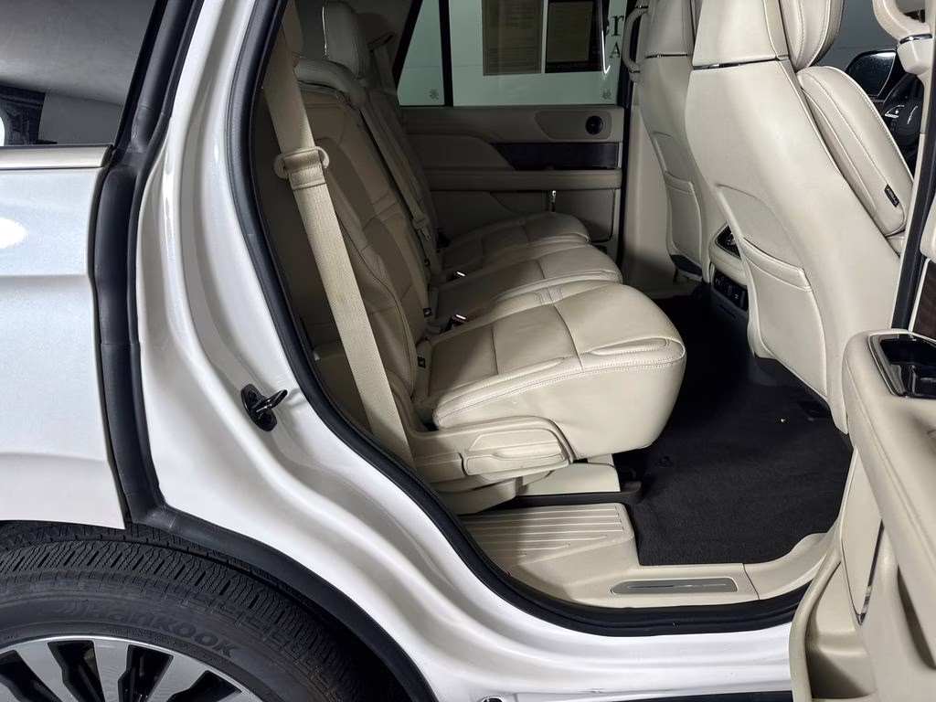 2019 White Platinum Clearcoat Metallic Lincoln Navigator Reserve 4X4 SUV